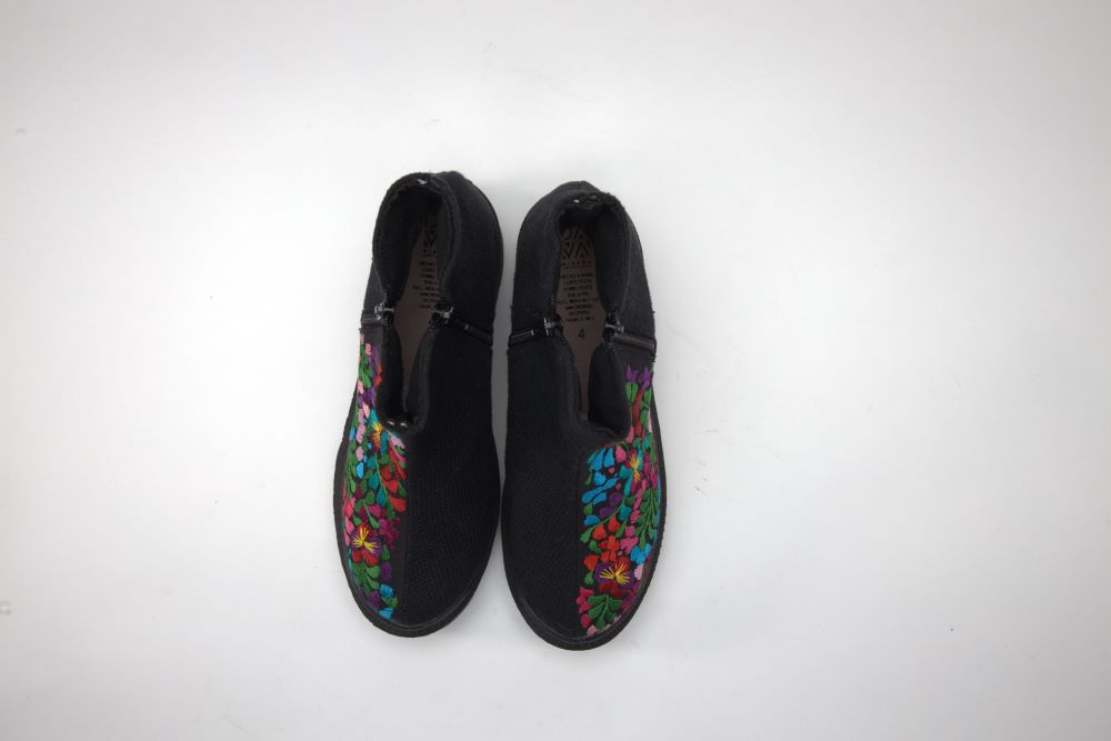 花柄の刺繍のブーツ