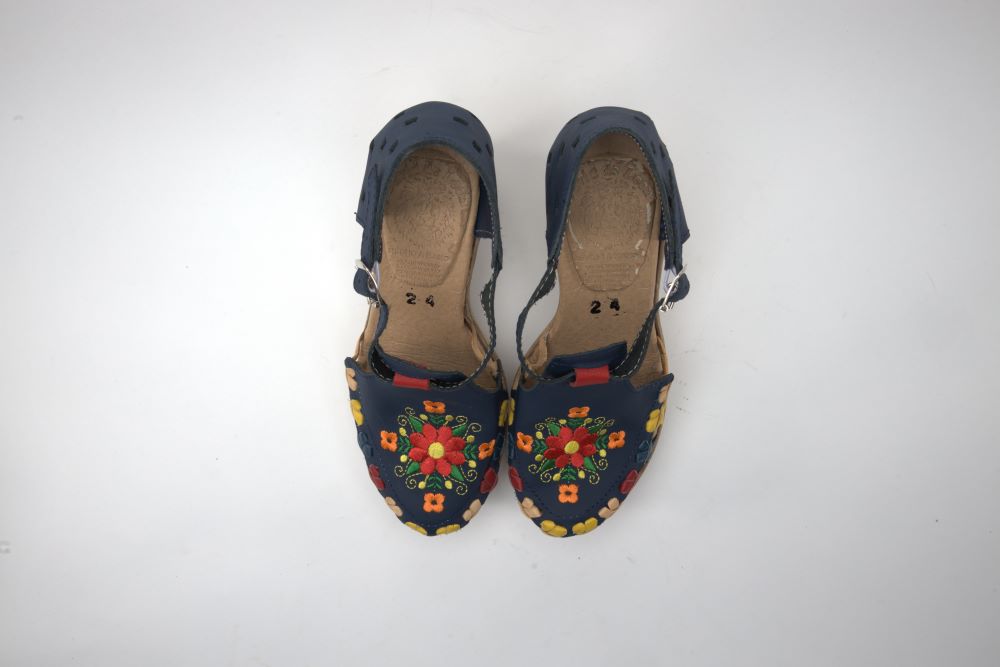 花の刺繍のハイヒール